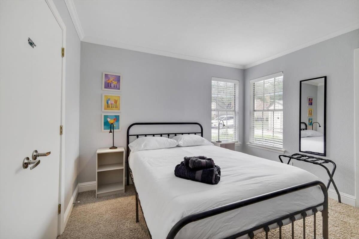 Heart Of - Cozy 2bed Pool Apartment *