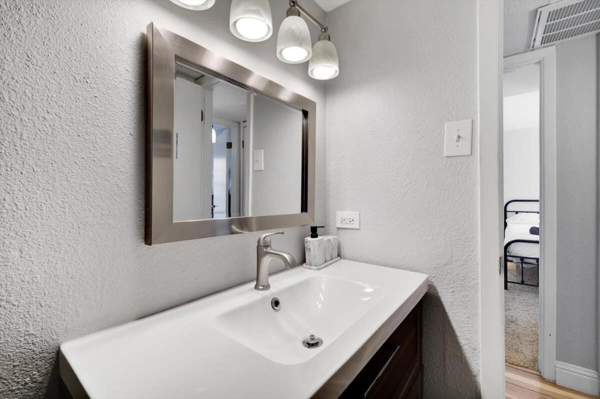 Heart Of - Cozy 2bed Pool Apartment Dallas